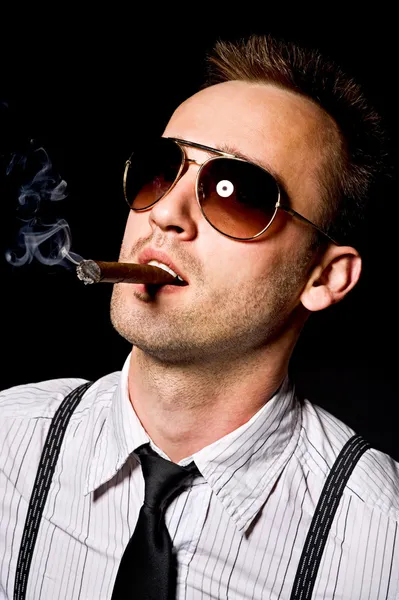 Uomo con sigaro — Foto Stock