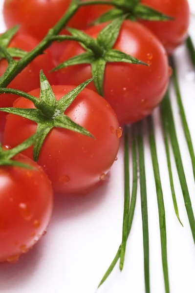 Fresh tomatoes and chive — Stock Photo, Image