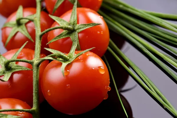 Taze domates ve bıçak — Stok fotoğraf