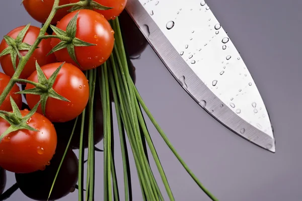 Fresh tomatoes and knife — Stock Photo, Image