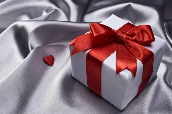 Gift on silver background — Stock Photo, Image