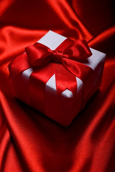 Kırmızı arkaplanda hediye — Stok fotoğraf