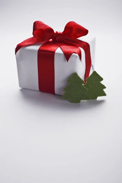 Geschenk und Weihnachtsbäume — Stockfoto
