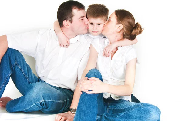 Os pais beijam o filho — Fotografia de Stock