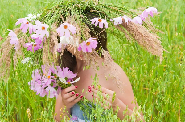 풀밭에 있는 소녀 — 스톡 사진