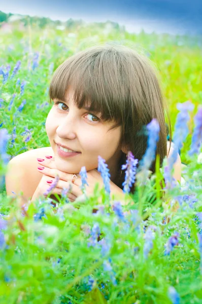 풀밭에 있는 소녀 — 스톡 사진