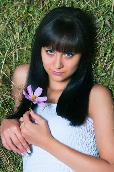 Flickan på hö med blommor — Stockfoto