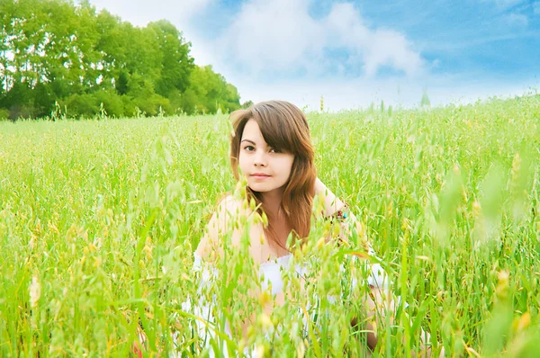 在一片草地上的女孩 — 图库照片