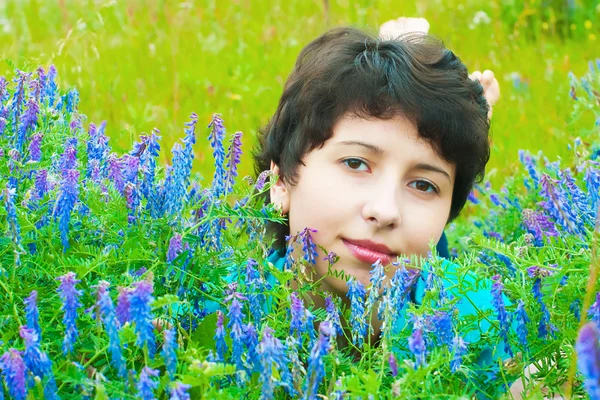 La chica en un prado — Foto de Stock