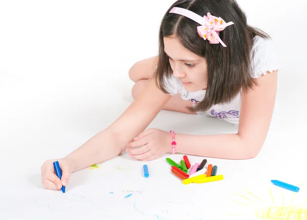 Das Mädchen liegend zeichnet weißen Hintergrund — Stockfoto