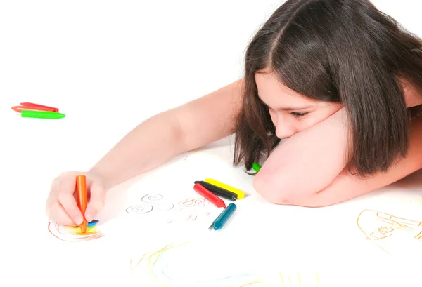 Дівчина, що лежить, малює білий фон — стокове фото