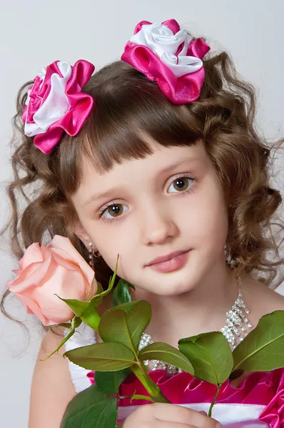 Flickan i en vacker klänning med ros — Stockfoto