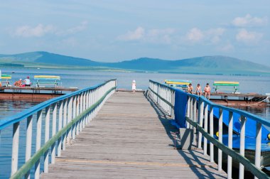 Göl kenarında bir iskele