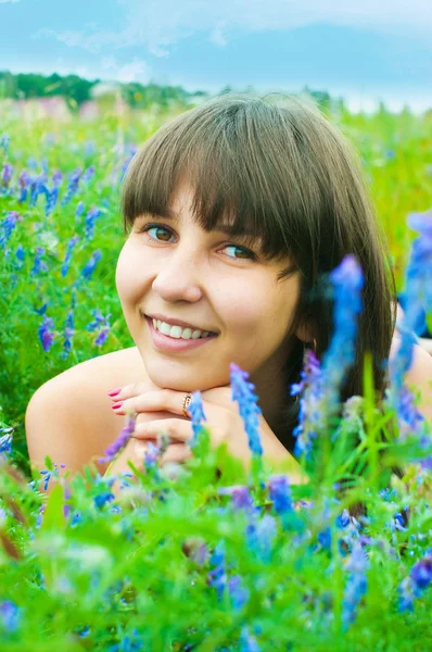 풀밭에 아름 다운 소녀 — 스톡 사진