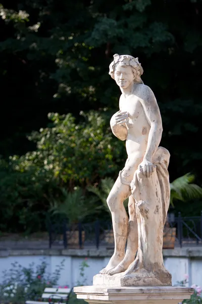 裸の若い男の彫刻 — ストック写真