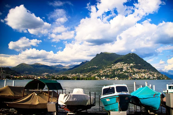 Lugano Gölü kıyısında tekneler — Stok fotoğraf