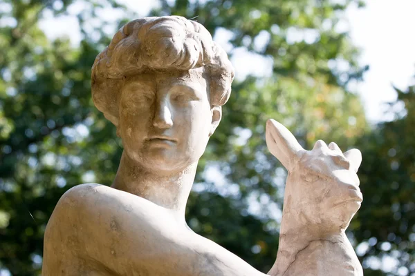 Скульптура обнаженного молодого человека с оленем — стоковое фото