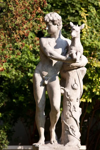 Escultura de hombre joven desnudo con ciervos — Foto de Stock