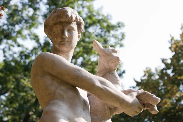 Escultura de hombre joven desnudo con ciervos — Foto de Stock