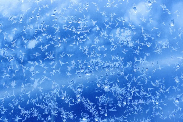 방울과 겨울 유리에 서리가 내린 자연 패턴 — 스톡 사진