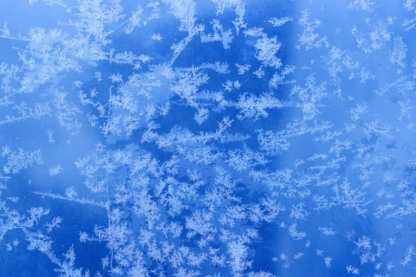 Patrón natural escarchado en vidrio de invierno con gotas —  Fotos de Stock