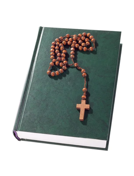 Rosário de madeira sobre a Bíblia — Fotografia de Stock