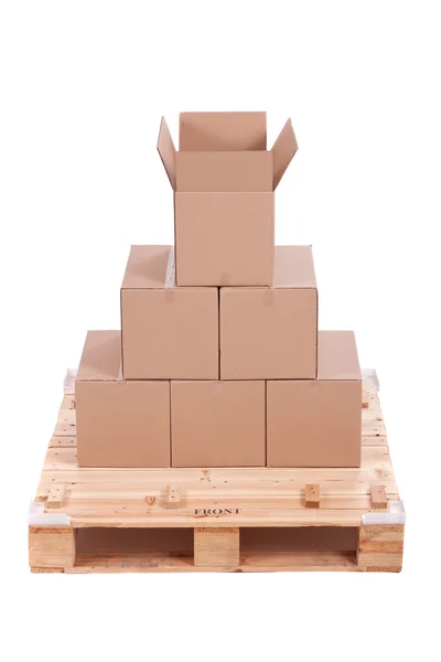 Картонні коробки на дерев'яній палітрі — стокове фото