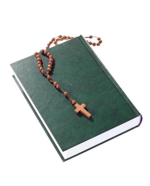 Dřevěný růženec na Bibli — Stock fotografie
