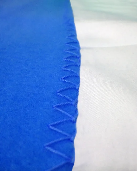 Abstrakte blaue Nahtränder, textile Details. — Stockfoto
