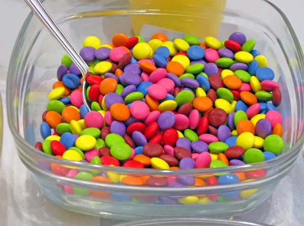 Βρώσιμα χρώμα μικρά γλυκά, λεπτομέρειες των τροφίμων. — Φωτογραφία Αρχείου