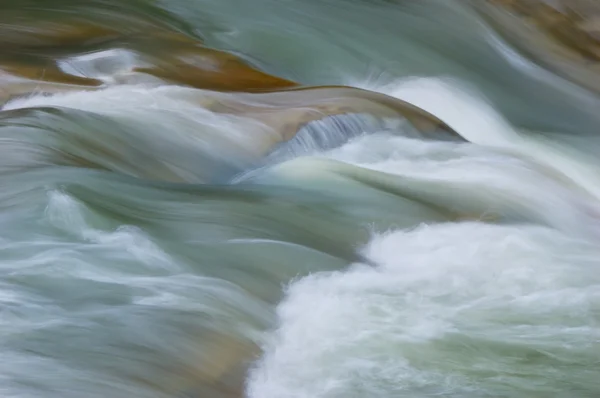 Горная река — стоковое фото