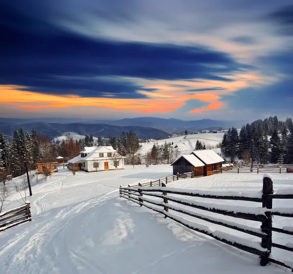 Vinterlandskap i byn. — Stockfoto