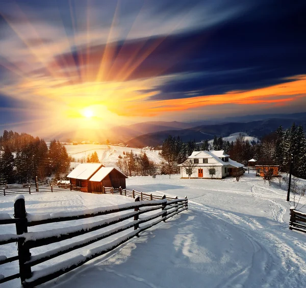 Zimní krajina ve vesnici. — Stock fotografie
