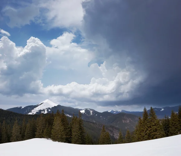 Bahar peyzaj dağlar — Stockfoto