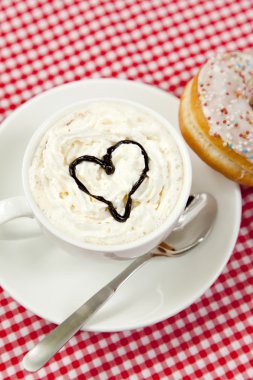 Donuts kahve tablo ile.