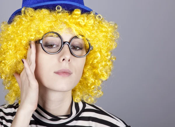 Chica de pelo amarillo con gorra azul y chaqueta de punto a rayas . —  Fotos de Stock