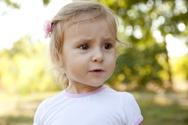 Cute little girl in a park — Stock Photo, Image