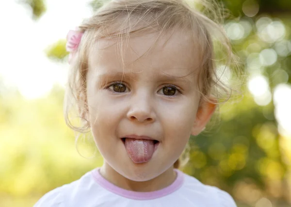 Roztomilá holčička v parku — Stock fotografie