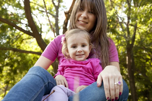 Little girl and mother in the park — Stock Photo, Image