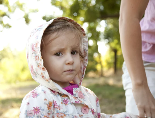 Trauriges kleines Mädchen und Mutter im Park — Stockfoto