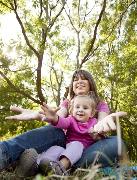 Meisje en moeder in het park — Stockfoto
