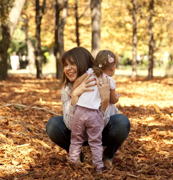 Dívka a matka v parku — Stock fotografie