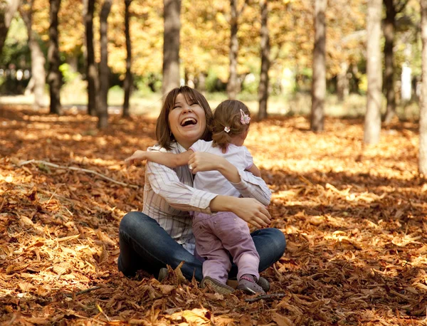 公园里的小女孩和妈妈 — 图库照片