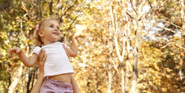 Милая маленькая девочка в парке — стоковое фото