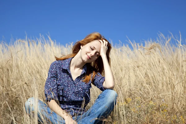 Портрет щасливої рудої дівчини на осінній траві . — стокове фото