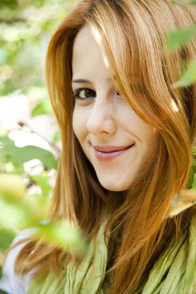 사과 나무 근처에 서 아름 다운 젊은 빨간 머리 여자. — 스톡 사진