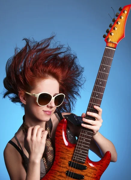 Menina da moda com guitarra — Fotografia de Stock
