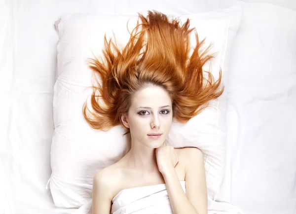 Moda ragazza dai capelli rossi in camera da letto . — Foto Stock