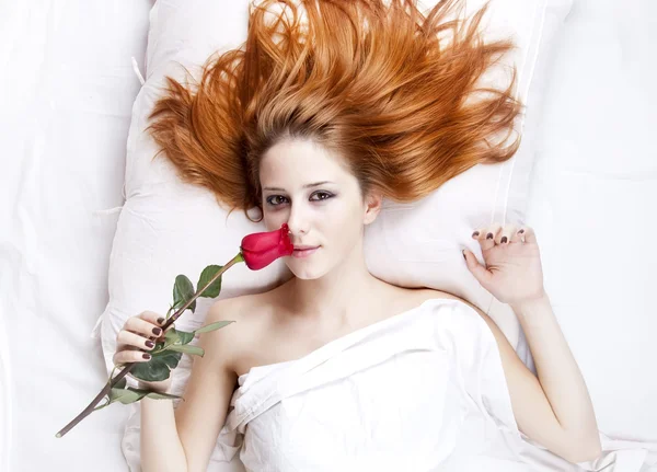 Rödhårig flicka i sovrummet. — Stockfoto