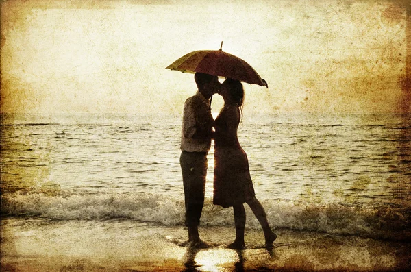 Paar kussen in de zonsondergang op het strand. — Stockfoto